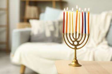 Evdeki masada mum yakan Menorah, yakın plan. Hanuka kutlaması