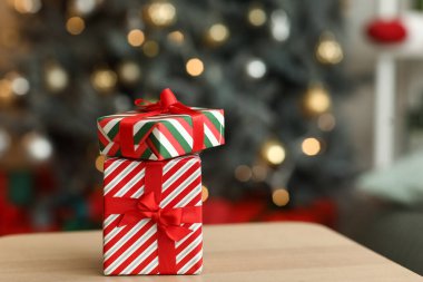 Noel hediyesi kutuları şenlik salonundaki masada, yakın plan.