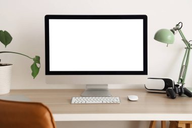 Işık odasında boş bilgisayar monitörü ve lambası olan işyeri