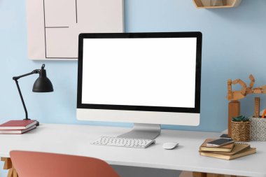 Masasında lamba olan boş bilgisayar monitörü.