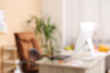 Ofiste bilgisayar ve grafik tabletle tasarımcının iş yerinin bulanık görünümü