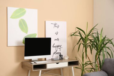 İş yeri, tablolar ve palmiye ağacı olan ofis içi