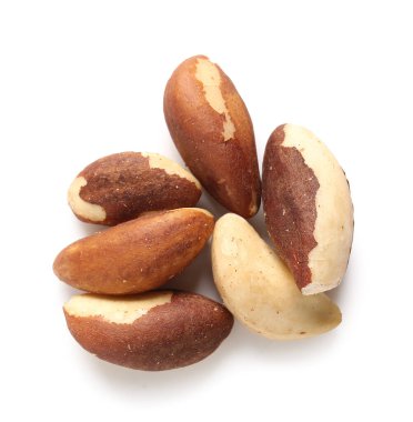 Beyaz zemin üzerine lezzetli Brezilya fındık