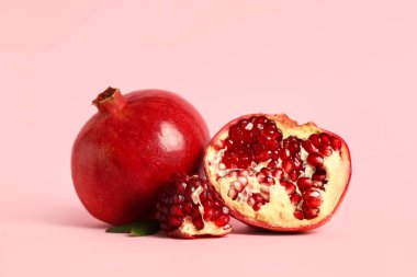 Pembe arka planda taze olgun nar.