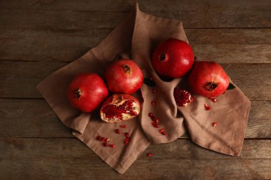 Taze olgun nar ve tahtadan arka planda tohumlar.