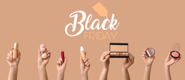 Kara Cuma Satışı için bayanların elinde makyaj ürünleri olan pankart.