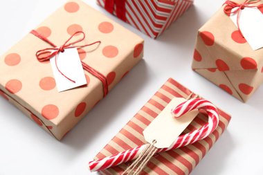Beyaz arka planda Noel hediyesi kutuları ve baston şekerli kompozisyon