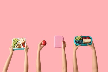 Okul beslenme çantalı kadın eller ve pembe arka planda nektarin.