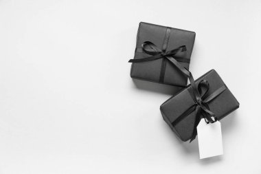 Gri arkaplanda siyah hediye kutuları