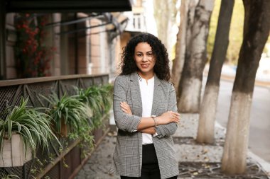 Güzel, genç, mutlu, Afro-Amerikan iş kadını.