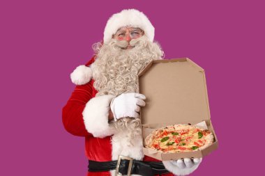 Mor arka planda bir kutu lezzetli pizza olan Noel Baba.