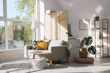 Kanepe, işyeri ve katlama ekranlı ofis içi