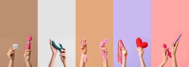 Renkli arka planda farklı seks oyuncakları olan birçok el.