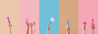 Renkli arka planda farklı seks oyuncakları olan birçok el.