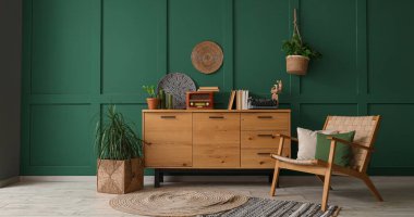 Koltuğu ve ahşap tuvaleti olan bir oda.