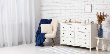 Aydınlık odada dekorlu ve koltuklu modern çekmeceler.