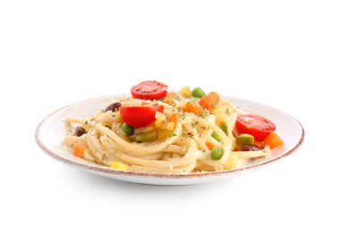 Beyaz arka planda lezzetli primavera makarnalı tabak.