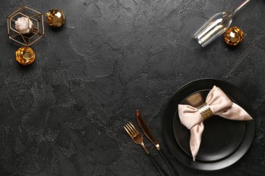 Noel topları ve siyah arka planda mumlarla güzel bir masa.