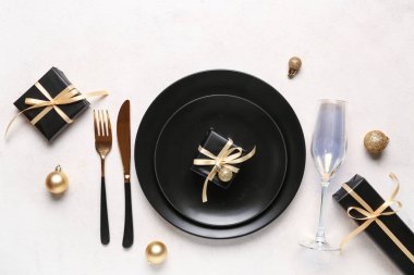 Noel topları ve beyaz arka planda hediye kutuları olan güzel bir masa.