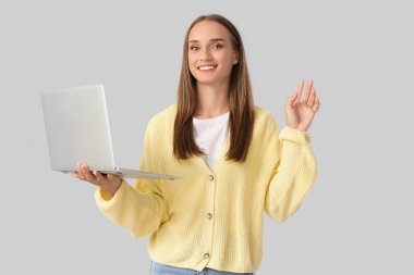 Açık renkli laptop ile genç kadın