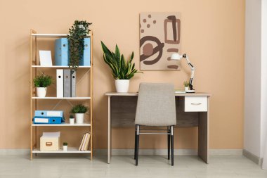 raf ünitesi, klasörleri ve işyeri olan şık ofisin içi