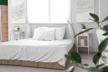 Modern, şık, rahat bir yatak odası.