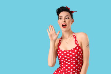 Mavi arka planda genç bir afiş kadın.