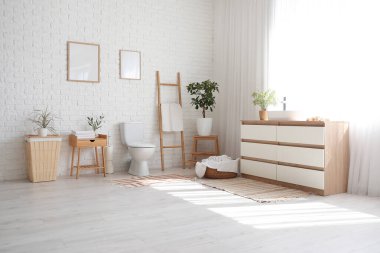 Tuvaletin içinde klozet, merdiven ve lavabo.