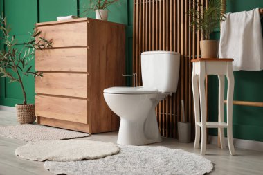 Tuvaleti, tuvaleti ve masası olan bir tuvalet.