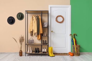 Kapı, şemsiyeler ve raflar koridorda. Sonbahar iç konsepti