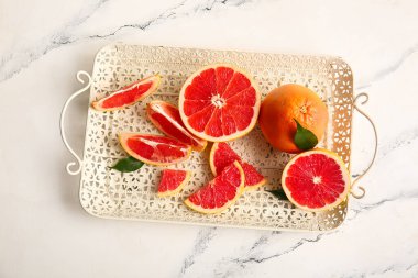 Taze olgun greyfurtlu tepsi beyaz arka planda