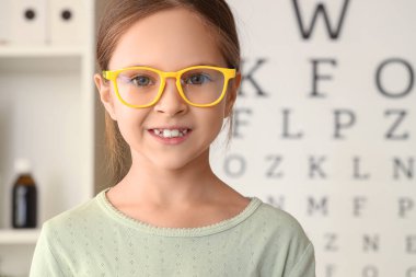 Klinikte gözlüklü şirin bir kız, yakın plan.