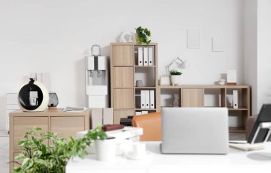 Raf ünitesi, su soğutucusu ve kahve makinesi olan ışık ofisinin içi.