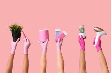 Fotokopi makinesi, yağlı balmumu kartuşları ve pembe arka planda bir kavanoz şekerleme macunu olan birçok kadın eli. Yasaklama kavramı