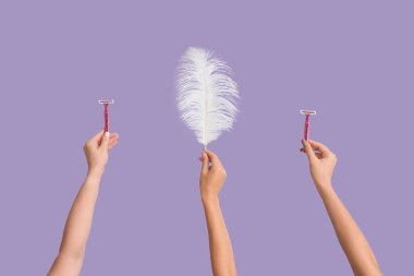 Birçok kadın eli ve mor arka planda jilet ve tüy var. Yasaklama kavramı