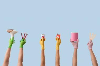 Fotokopi makinesi, epilatörler, jiletler ve mavi arka planda bir kavanoz şekerleme macunu olan birçok kadın eli. Yasaklama kavramı