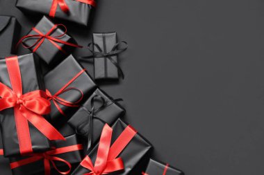 Kırmızı kurdeleli siyah hediye kutuları. Üst görünüm