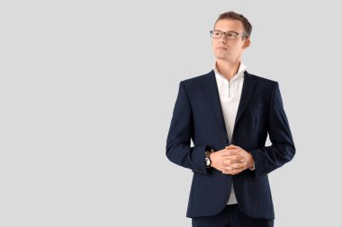 Gözlüklü genç iş adamı