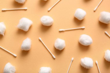 Kahverengi arka planda pamuk topları ve çubuklar
