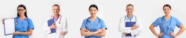 Arka planda bir sürü doktor var.