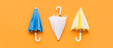 Turuncu arka planda farklı şemsiyeler, üst manzara