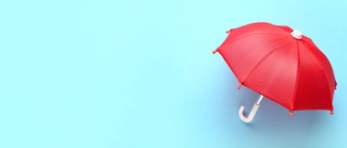 Açık mavi arkaplanda kırmızı şemsiye ve metin için boşluk 