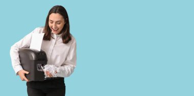 Sekreter Shredder 'ı açık mavi arkaplanda tutuyor ve metin için boşluk var