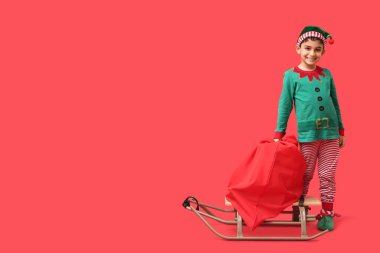 Kırmızı arka planda küçük şirin bir elf kızağı ve hediye çantası var.