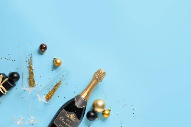 Şampanyalı, bardaklı ve renkli arkaplanlı güzel Noel dekorasyonlu kompozisyon.