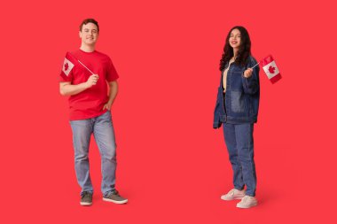 Kırmızı arka planda Kanada bayraklı öğrenciler