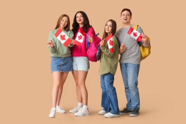 Kahverengi arka planda Kanada bayrakları olan bir grup öğrenci