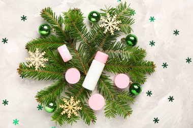 Şişeli güzel kompozisyon, kozmetik ürünler kavanozları ve grunge arkaplanda Noel süslemeleri.