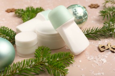 Bej arka planda şişeler ve kozmetik ürünlerin olduğu güzel bir Noel kompozisyonu, yakın plan.