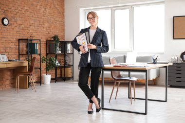 İş yerinin yakınında panoları olan güzel bir kadın muhasebeci.